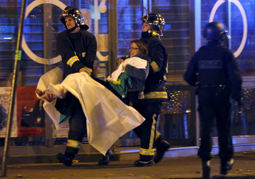 巴黎系列恐怖袭击事件造成140人遇难警方击毙3人