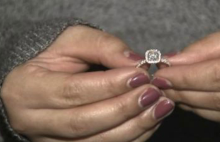 粗心准新娘将订婚戒指冲进马桶最终寻获惊喜大哭