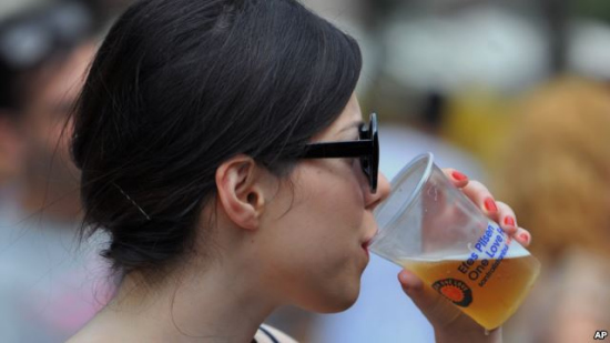 研究称美国女性饮酒量直追男性:每月有7天在喝酒