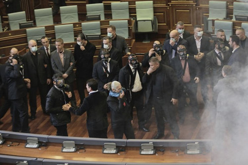 科索沃反对党在国会丢催泪弹抗议遭欧盟谴责
