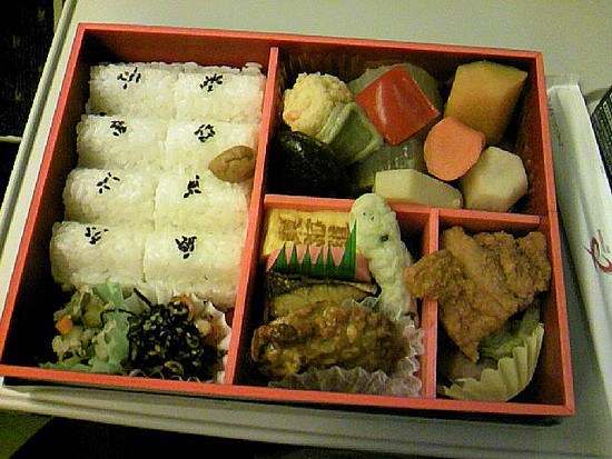 日本校餐走下食品安全“神坛”头发虫子上餐桌