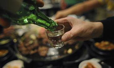 韩国人最爱“烧酒加啤酒”下酒菜偏好汤类(图)