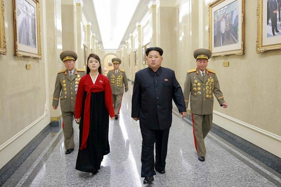 金正恩偕夫人参谒太阳宫纪念金正日诞辰(图)
