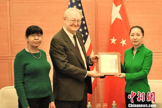 美退休外交官向中国驻美使馆赠送中国老照片