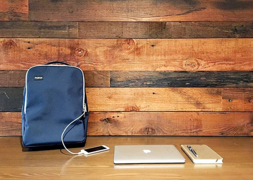 美国推出外置电池充电背包多个流动装置同时充电