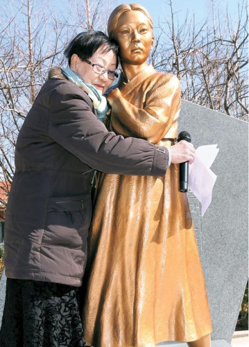 韩釜山慰安妇少女像揭幕由市民筹集捐款建造(图)