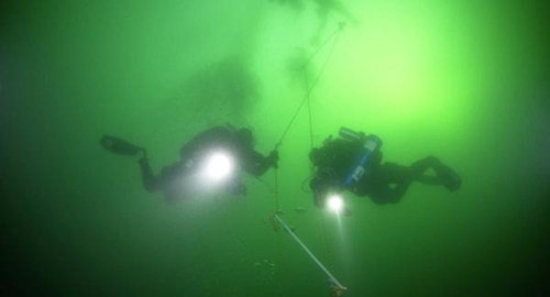 俄潜水者创下新冰潜世界纪录下潜102米(图)