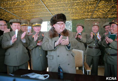 朝进行固体火箭发动机地面喷出试验金正恩贺成功