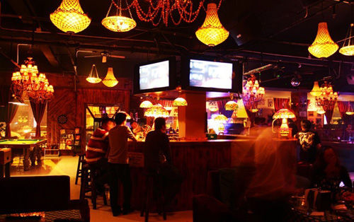 边喝酒边上班?美酒吧聘试酒实习生品各地美酒