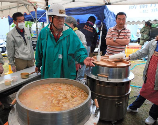 熊本地震后一社长携大锅至避难所供应千人伙食