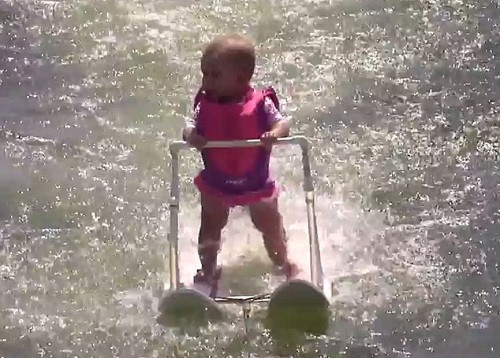 6���´�ŮӤ��ˮ����û����·�Ȼ�ˮ��Ư��ͼ��