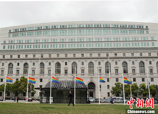 美国旧金山升彩虹旗庆祝同性恋骄傲月