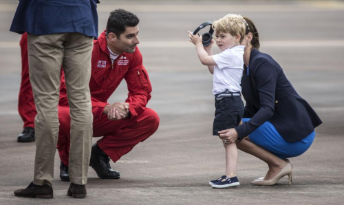 乔治小王子出席国际飞行展坐飞机驾驶舱“圆梦”