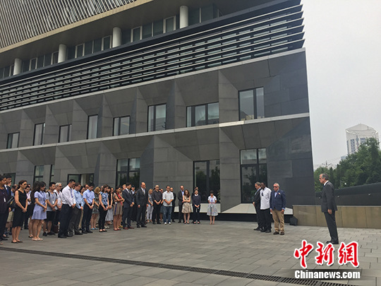 法驻华使馆为尼斯恐袭遇难者默哀开放平台供民众哀悼