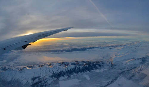 NASA捕捉美国西部美景:金色阳光洒落雪白地面