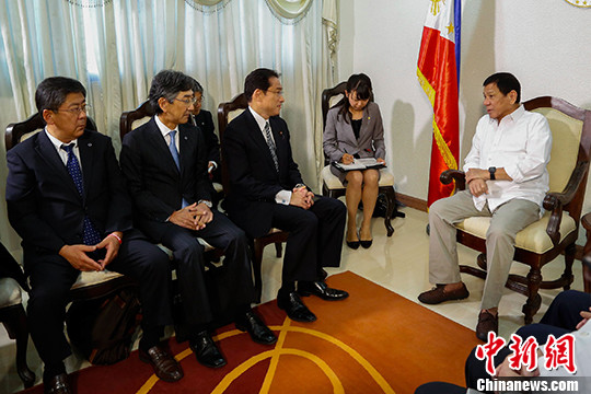 日本外相访菲律宾承诺帮助提升菲海警能力