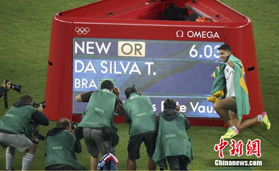 爆冷!巴西小将撑杆跳6米03打破奥运会纪录夺冠