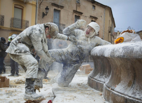 另类“战区”:西班牙民众穿军人制服欢度面粉节(图)