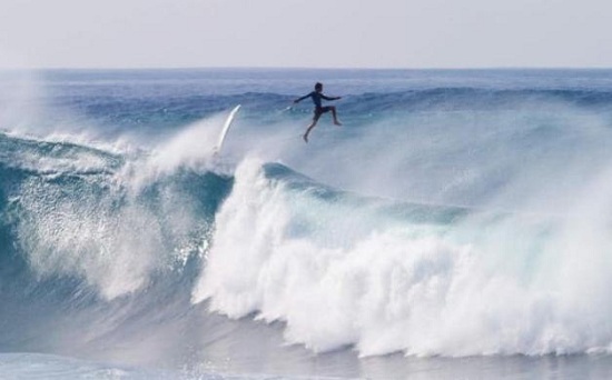 挑战夏威夷巨浪冲浪者腾空跃起踏浪而行图