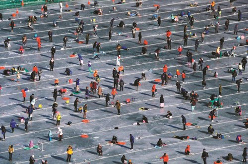 韩国举办大型冰上钓鱼比赛享冬季乐趣场面壮观(图)