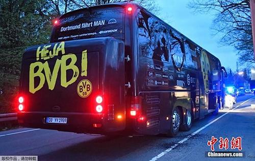 德国多特蒙德足球队大巴遭爆炸物袭击1名球员受伤