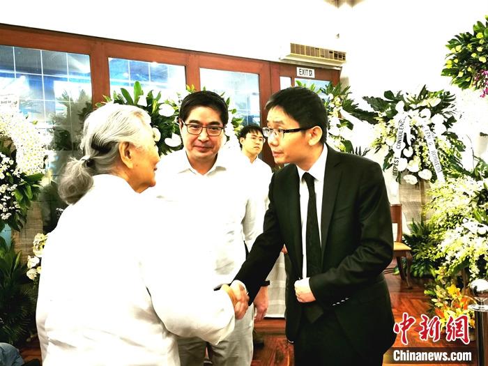 中国驻菲使馆临时代办吊唁吴奕辉陈俊望