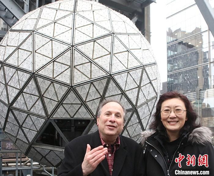 纽约时报广场跨年夜倒计时水晶球安装就绪