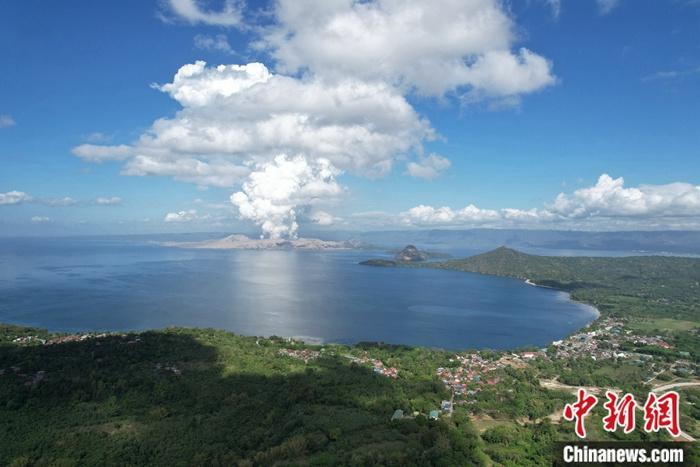     图为26日上午塔尔火山喷发时航拍图。中新社发 庄稼摄