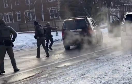 城市变“战场”，枪声击穿美国移民执法的谎言 | 国际识局