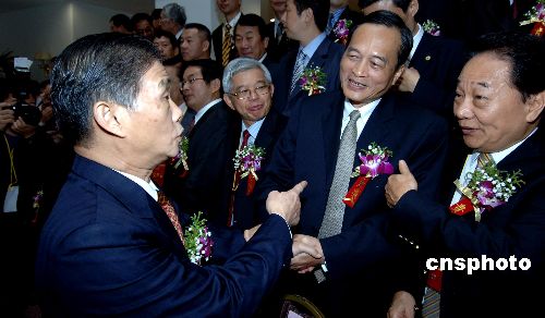 出席第九届世界福州十邑同乡恳亲大会开幕式的中国侨联主席林兆枢(左