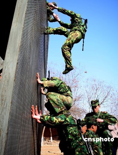 解放军炮兵旅翻越障碍训练表演.