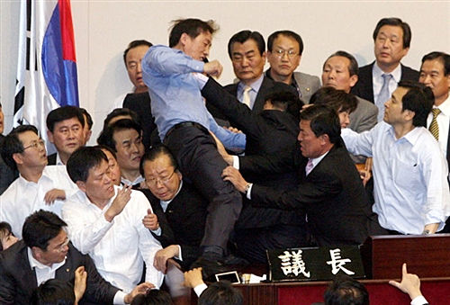 韩国国会大规模群殴: 议员拳脚相加数人受伤(图)
