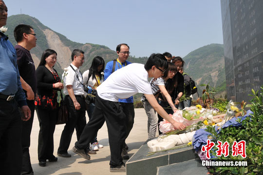 ��ͼ���ö��ӿڵ�����ַ��԰��¼������ȴ����ʹ��9��