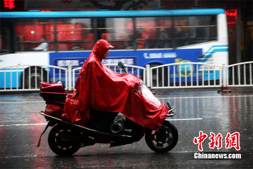 ǿ��ˮ��Ϯ������������ǰ�ں��飨ͼ��