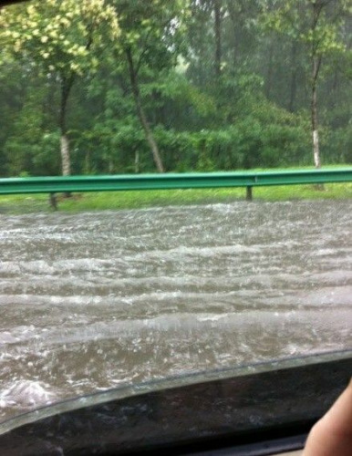 网帖称上海暴雨导致吴中路外环积水成河（图）