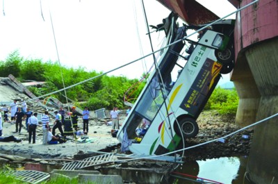 远在福建省武夷山风景区内的一场车祸牵动着安徽人的心