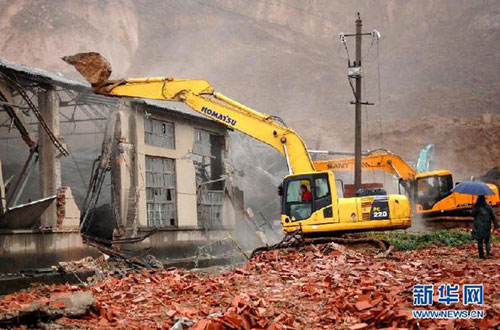 ���������ɽ�廬������17����������15��ʧ��