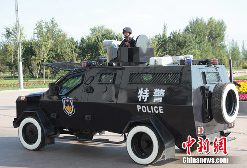 新疆伊犁加大反恐能力新装备防暴装甲车可破墙