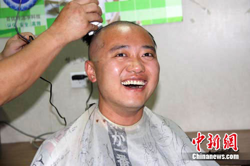 记者手记:科考队员剃光头出征南极最高点(图)