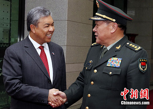 梁光烈与马来西亚防长会谈就地区形势等交换意见