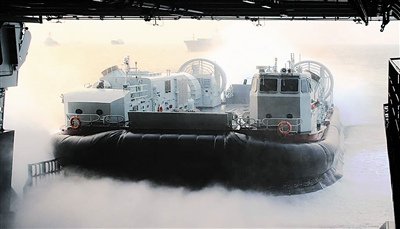 中国海军某登陆舰支队进行气垫艇进坞舱训练（图）