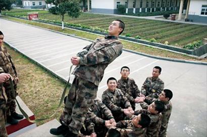 上海警备区通过“训练微博”提高新兵训练成绩
