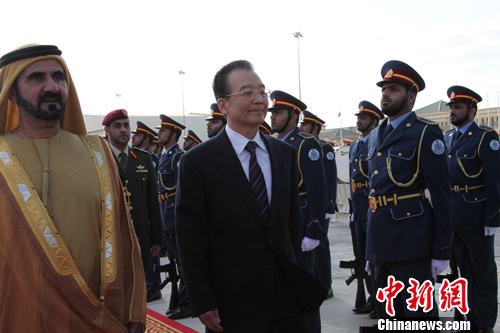 温家宝抵阿布扎比建交以来中国总理首访阿联酋