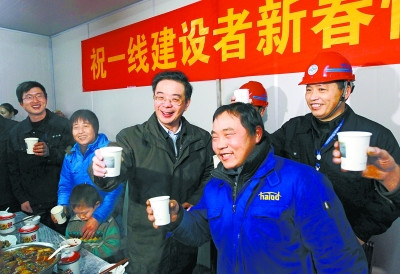 周强与农民工一起过大年称其为兄弟(图)