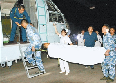 南海舰队恶劣气象条件下出动直升机转运病重战士