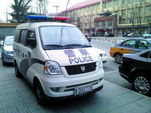 外地警车停放北京人行道半年警方疑其套牌(图)