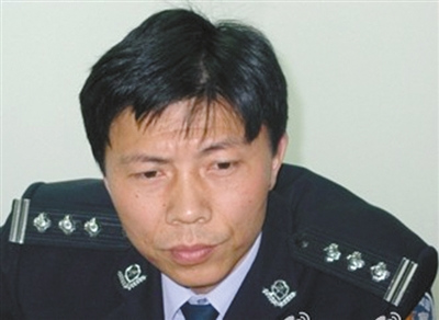 媒体解读雷锋精神新辞典:特警坚守使命救小伊伊