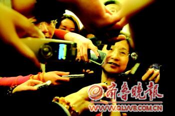两会现场围堵高官折射民众关切学者称堵即通达