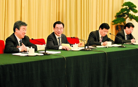 贺国强:着重解决发生在群众身边的腐败问题