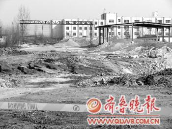 山东莱芜一铁矿采空区地表塌陷周边村屋裂缝严重